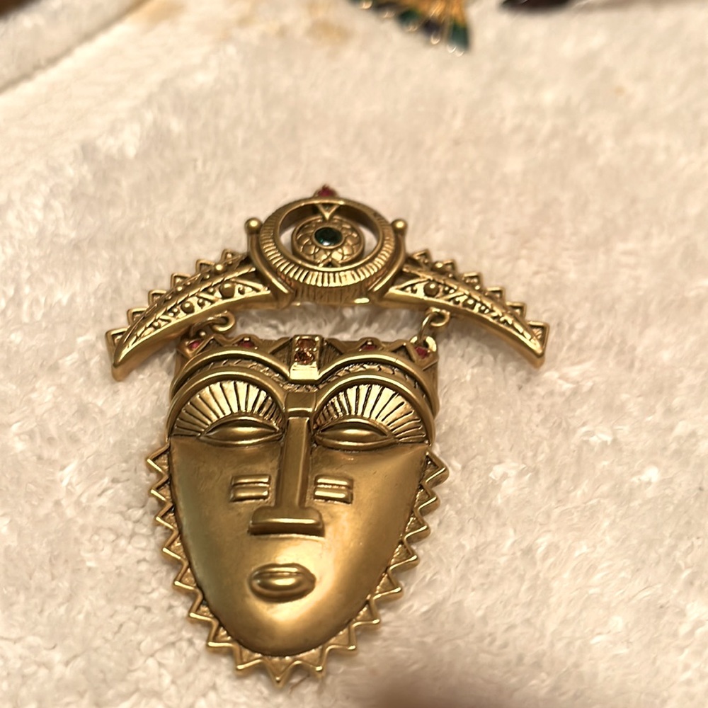 Tribal face mask brooch